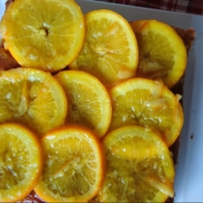 スクエア型で トッピングのオレンジを一面に乗せてみました。ジューシーで美味しいケーキですね。